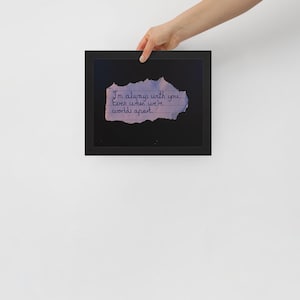 Stampa con citazione sull'amore a distanza - "Sono sempre con te. Anche quando siamo mondi diversi." / Arte murale romantica / Regalo per il partner