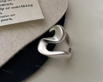 Anillo minimalista escultural de plata de ley maciza: banda abierta de diseño arquitectónico moderno, elegante acabado mate.