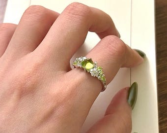 Anillo floral maximalista de peridoto: plata de ley maciza, piedra de nacimiento de agosto, joyería real ornamentada.