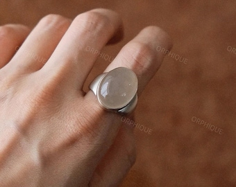 Anillo de calcedonia blanca y plata de ley, anillo minimalista abierto, piedra preciosa natural, joyería moderna para el día a día.