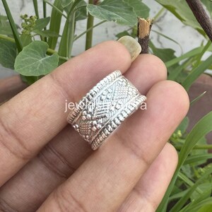 Handgemachte Sterling Silber Ring | Geprägtes Flower & Crosshatch gemustertes Statement Band.