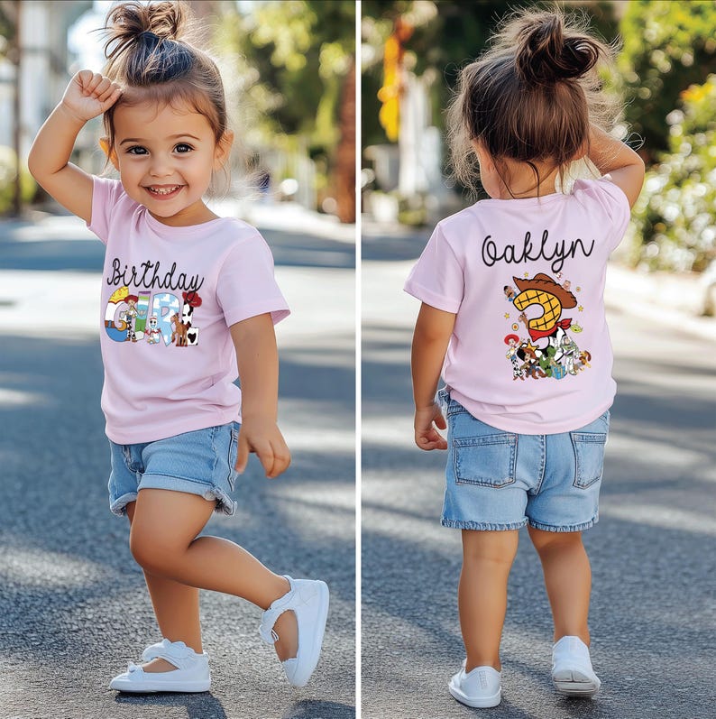 K&ouml;nnte beinhalten: Hellrosa T-Shirt mit dem Aufdruck "Birthday Girl" und Cartoonfiguren. Auf der R&uuml;ckseite des Shirts steht der Name "Oaklyn" und ein Cartoon-Design. Dazu Jeansshorts und wei&szlig;e Schuhe.
