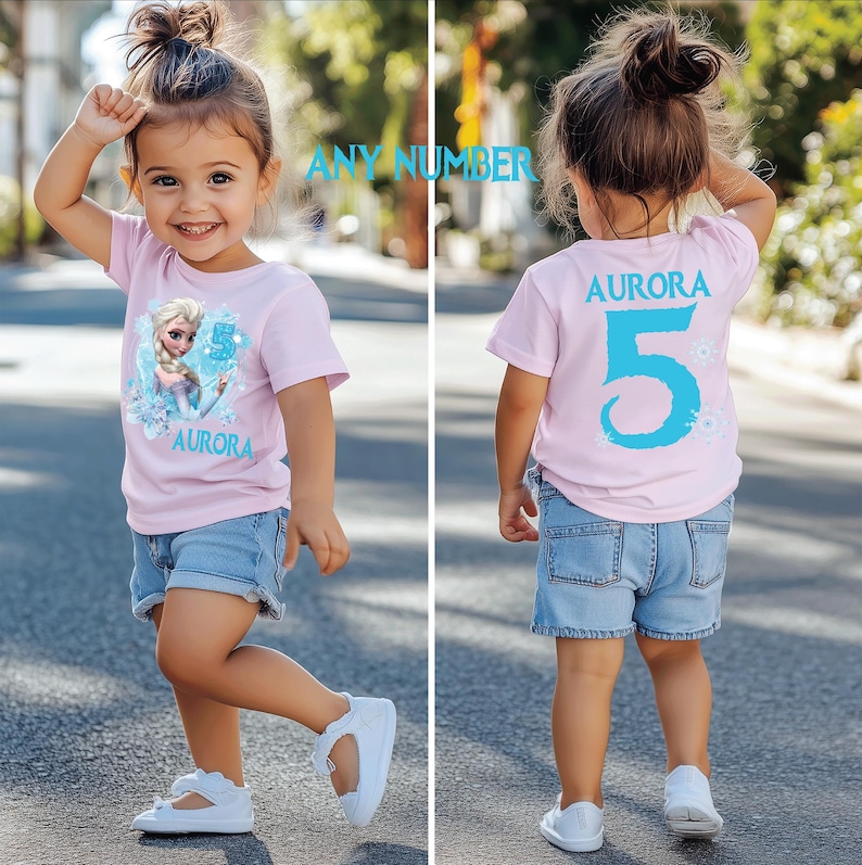 Pu&ograve; includere: Una bambina indossa una maglietta rosa chiaro con un personaggio dei cartoni animati, il nome "Aurora" e il numero "5". Indossa anche pantaloncini di jeans e scarpe bianche. La foto &egrave; stata scattata all'aperto.