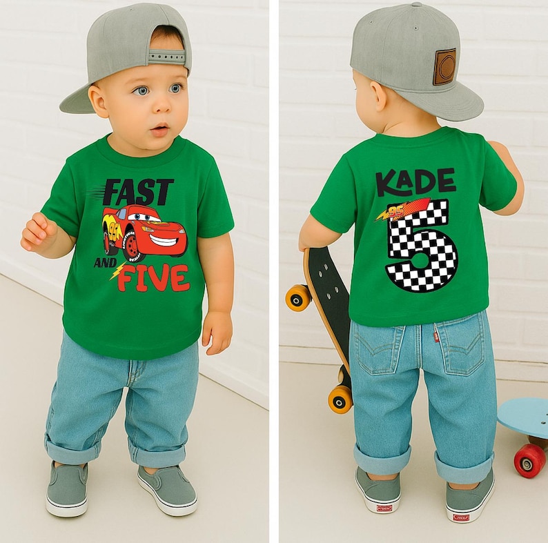 K&ouml;nnte beinhalten: Ein gr&uuml;nes Kurzarm-T-Shirt mit einem roten Rennwagen-Motiv und dem Text FAST AND FIVE auf der Vorderseite sowie dem Namen KADE mit der Zahl 5 im Schachbrettmuster auf der R&uuml;ckseite, kombiniert mit einer hellblauen Jeans und einer grauen Baseballkappe.