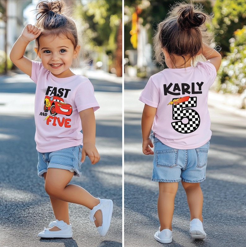 K&ouml;nnte beinhalten: Ein hellrosa T-Shirt mit kurzen &Auml;rmeln, das vorne eine rote Rennwagengrafik mit dem Text Fast and Five zeigt und auf der R&uuml;ckseite den Namen Karly &uuml;ber einer gro&szlig;en Zahl 5 mit schwarz-wei&szlig;em Karomuster, kombiniert mit einer blauen Jeansshorts.