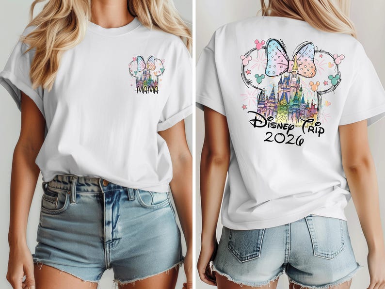 Pu&ograve; includere: T-shirt bianca con un colorato castello Disney e un design a fiocco. La parte anteriore presenta "Mama" e il retro dice "Disney Trip 2026". Il design include colori pastello e uno stile stravagante, perfetto per una vacanza a Disney.