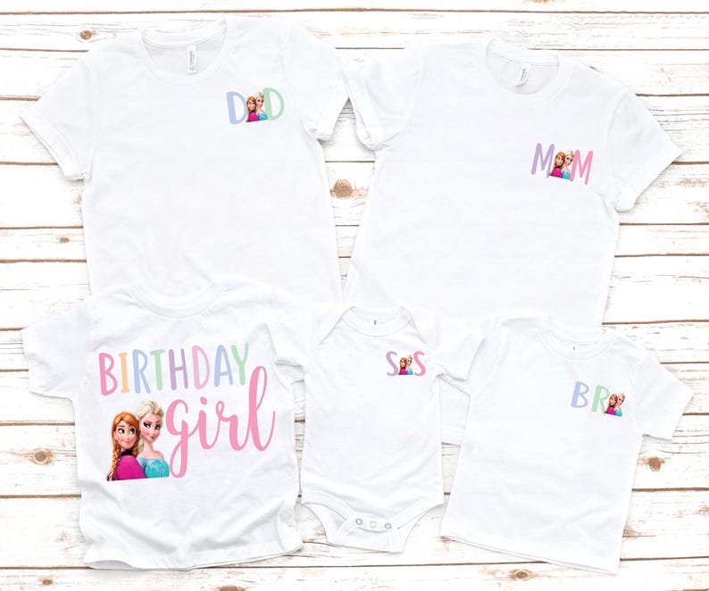 K&ouml;nnte beinhalten: Wei&szlig;e T-Shirts mit bunten Grafiken und Text. Ein Shirt sagt "DAD" und ein anderes sagt "MOM", beide mit einem Cartoon-Bild. Ein Shirt sagt "BIRTHDAY girl" mit einem Cartoon-Bild. Andere Shirts sagen "SIS" und "BRO".