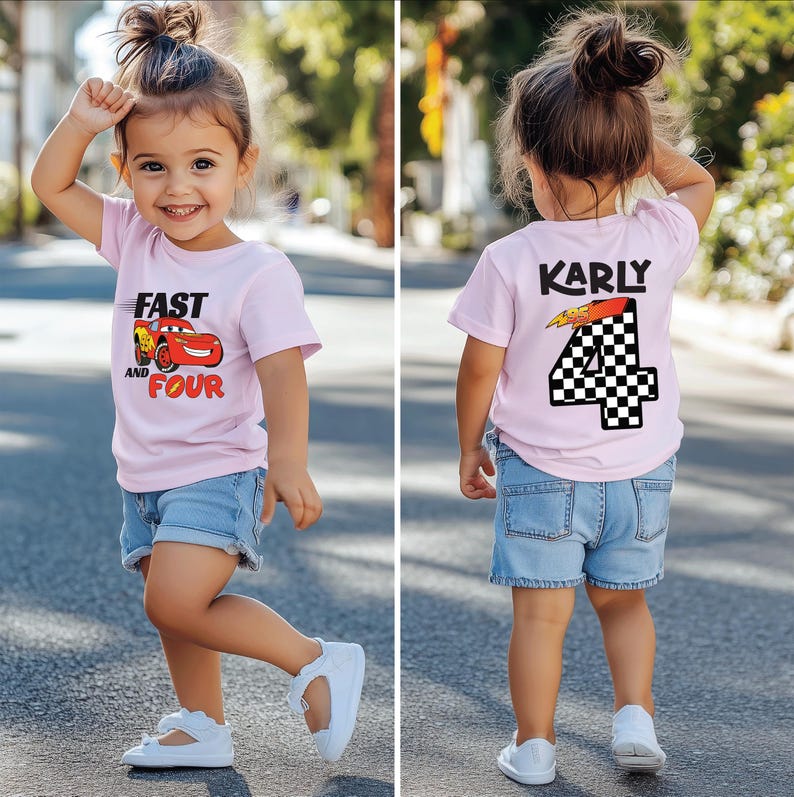 Pu&ograve; includere: Una t-shirt a maniche corte rosa chiaro con una grafica di auto da corsa rossa e il testo FAST AND FOUR sul davanti, e il nome KARLY sopra un grande numero 4 a scacchi con un fulmine sul retro, abbinata a pantaloncini di jeans blu.