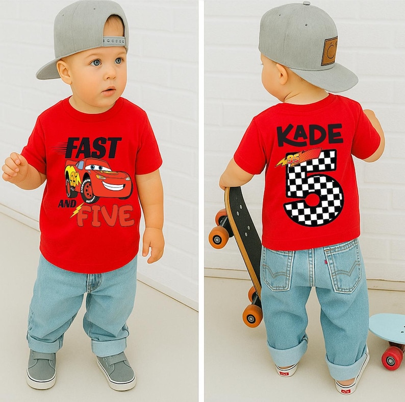 K&ouml;nnte beinhalten: Ein rotes T-Shirt mit einer Grafik eines roten Rennwagens und dem Text FAST AND FIVE auf der Vorderseite sowie dem Namen KADE mit der Zahl 5 im Schachbrettmuster auf der R&uuml;ckseite. Das Outfit umfasst eine hellblaue Jeans und eine graue Baseballkappe.
