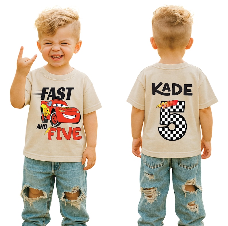 K&ouml;nnte beinhalten: Ein beiges T-Shirt mit einer roten Rennwagen-Grafik und dem Text FAST AND FIVE auf der Vorderseite sowie dem Namen KADE &uuml;ber einer gro&szlig;en karierten Zahl 5 auf der R&uuml;ckseite. Das Design enth&auml;lt ein Blitzsymbol und Bewegungslinien in Schwarz und Rot.