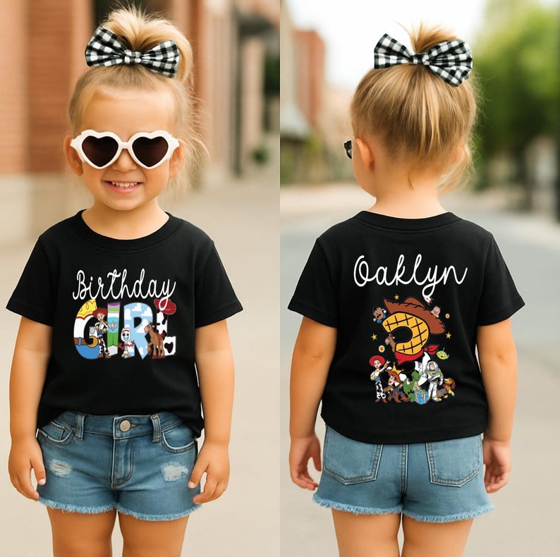 K&ouml;nnte beinhalten: Schwarzes T-Shirt mit dem Text "Birthday Girl" und Zeichentrickfiguren. Die Vorderseite des Shirts hat ein farbenfrohes Design. Auf der R&uuml;ckseite des Shirts steht der Name "Oaklyn" und weitere Zeichentrickfiguren. Das M&auml;dchen tr&auml;gt Jeansshorts und herzf&ouml;rmige Sonnenbrillen.