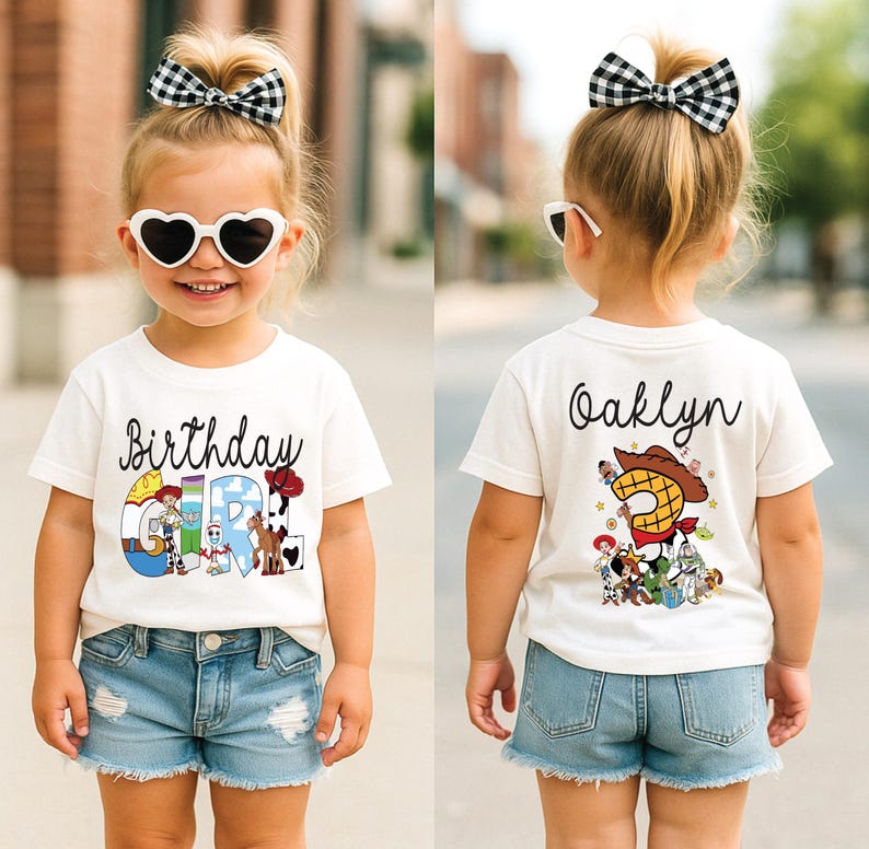 K&ouml;nnte beinhalten: Ein Kind tr&auml;gt ein wei&szlig;es T-Shirt mit der Aufschrift "Birthday Girl" und einem Cartoon-Motiv. Das Kind tr&auml;gt auch Jeansshorts, herzf&ouml;rmige Sonnenbrillen und eine schwarz-wei&szlig; karierte Schleife.