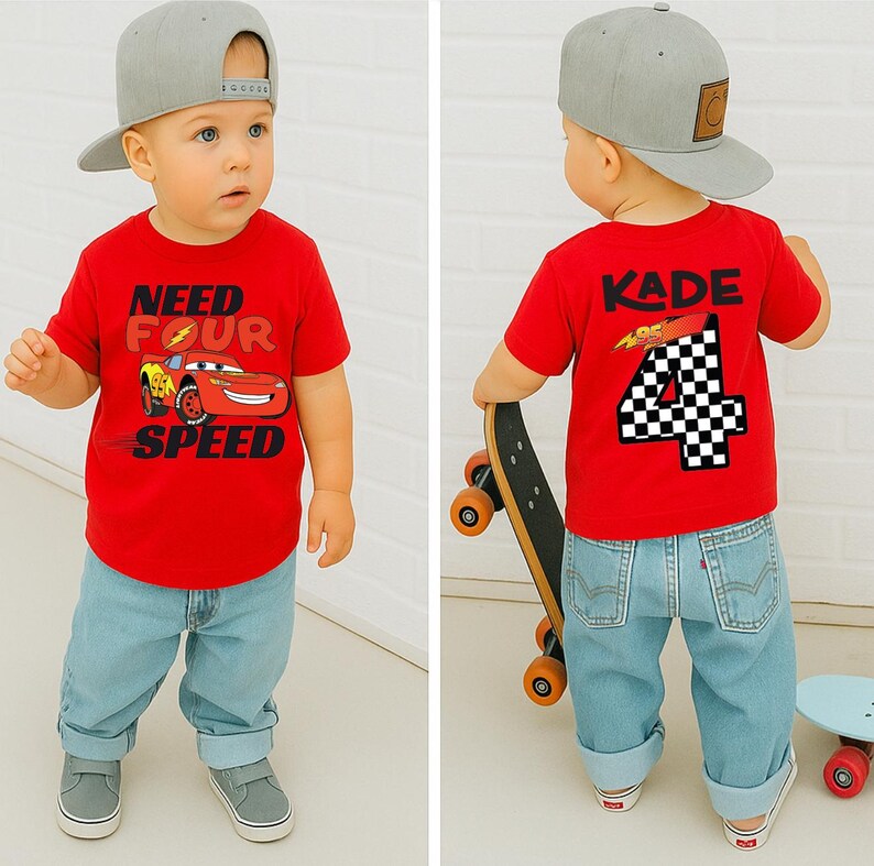 Op de afbeelding: Een rood t-shirt met een afbeelding van een rode raceauto en de tekst "NEED FOUR SPEED" op de voorkant en de naam "KADE" boven een groot geblokt cijfer "4" op de achterkant, gecombineerd met een lichtblauwe spijkerbroek en een grijze baseballpet.