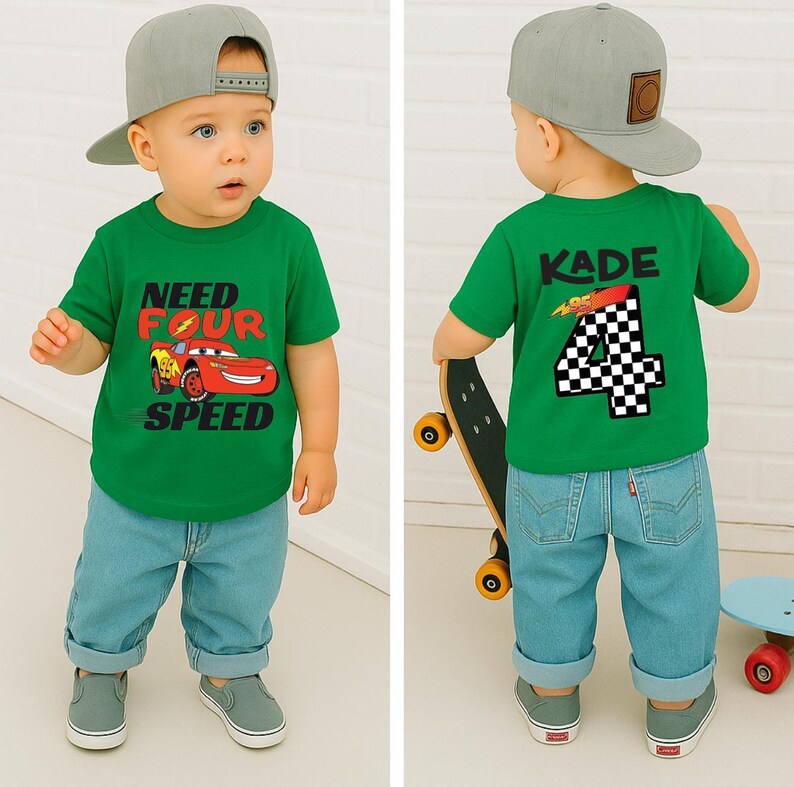 Op de afbeelding: Een groen t-shirt met een rode raceauto-afbeelding en de tekst NEED FOUR SPEED op de voorkant en de naam KADE met een groot geblokt cijfer 4 op de achterkant. Het shirt wordt gedragen met een lichtblauwe spijkerbroek en een grijze baseballpet.