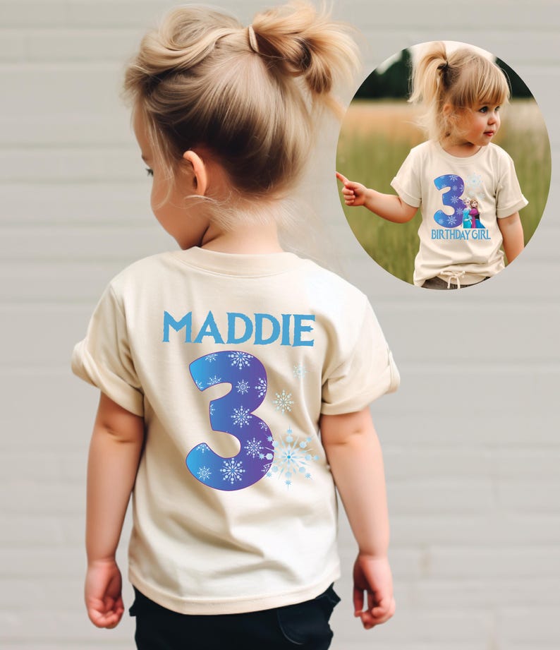 K&ouml;nnte beinhalten: Beiges T-Shirt mit dem Namen "MADDIE" und der Zahl "3" in Blau und Lila, verziert mit Schneeflocken. Auf der Vorderseite des Shirts steht "3 BIRTHDAY GIRL" mit einem Bild von Zeichentrickfiguren.