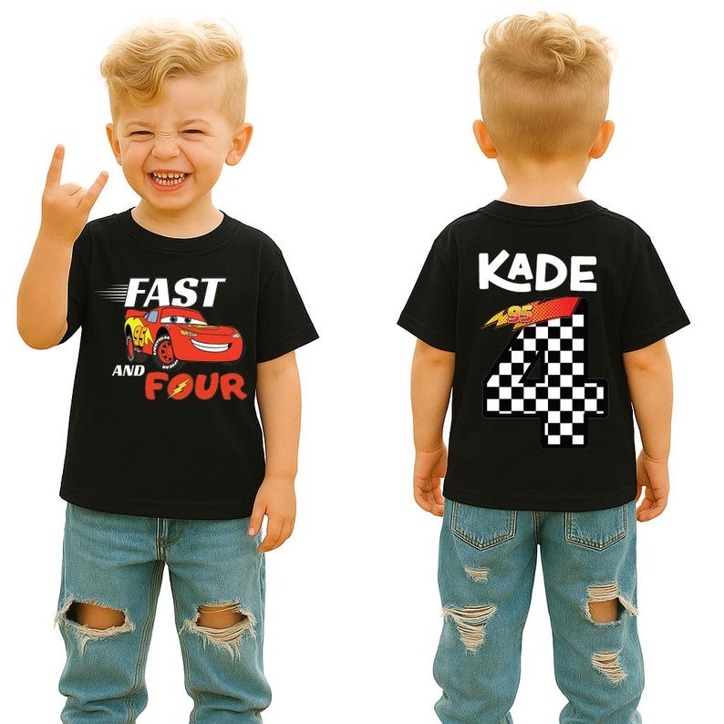 Pu&ograve; includere: Una t-shirt nera a maniche corte con una grafica di un'auto da corsa rossa sul davanti con il testo FAST AND FOUR. Il retro della maglietta mostra il nome KADE sopra un grande numero 4 con motivo a scacchi e una grafica a fulmine.