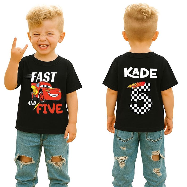 K&ouml;nnte beinhalten: Ein schwarzes Kurzarm-T-Shirt mit einer roten Rennwagen-Grafik und dem Text "FAST AND FIVE" auf der Vorderseite sowie dem Namen "KADE" &uuml;ber einer gro&szlig;en karierten Zahl "5" auf der R&uuml;ckseite, kombiniert mit einer hellblauen Jeans.