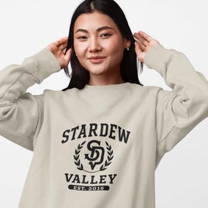 スターデューバレー クルーネック スウェットシャツ、スターデューグッズ ギフト、快適なプルオーバー ゲーマーギフト