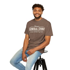 Camiseta de Stardew Valley, Camiseta de la tienda general de Pierre, Merchandising de Stardew Valley, Regalo de Stardew Valley imagen 4