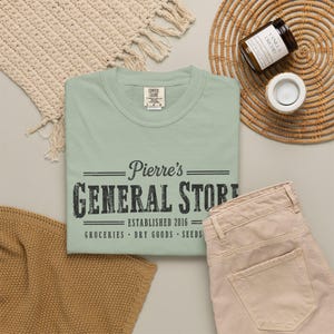Camiseta de Stardew Valley, Camiseta de la tienda general de Pierre, Merchandising de Stardew Valley, Regalo de Stardew Valley imagen 9