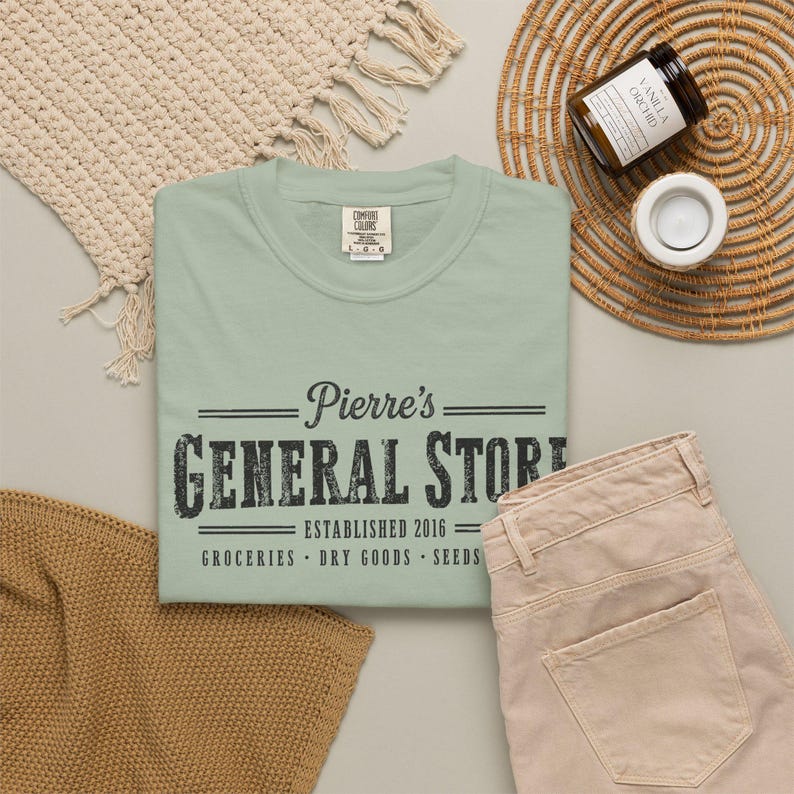 Camiseta de Stardew Valley, Camiseta de la tienda general de Pierre, Merchandising de Stardew Valley, Regalo de Stardew Valley imagen 9