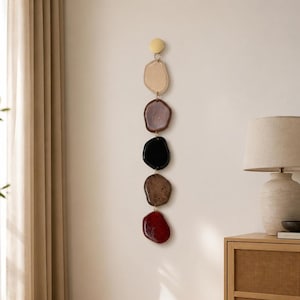 Keramische wanddecoratie, bordeauxrood, zwart en messing wandkunst, handgemaakte steengoed sculptuur, art deco wanddecoratie, luxe verticale wandkunst