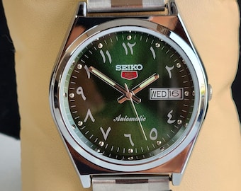 Reloj automático Seiko 5 vintage: día/fecha en árabe/urdu, esfera verde.