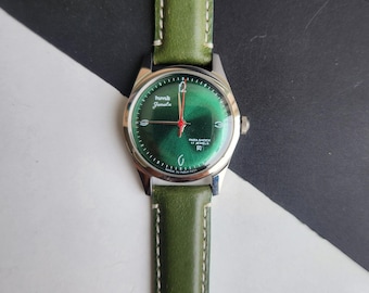 Reloj vintage HMT Janata de cuerda manual: esfera verde, fondo de exhibición, correa de piel color canela