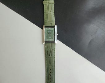 Relógio Seiko Slim vintage restaurado, com mostrador verde e pulseira verde, de quartzo: estilo clássico retangular.