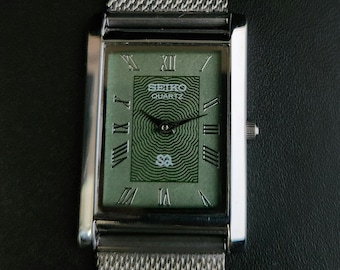 Relógio Seiko Slim vintage restaurado, com mostrador verde, movimento de quartzo e pulseira de malha: estilo clássico retangular.