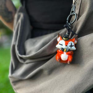キュートなダークフォックスバッグチャーム - ハンドメイド3Dフォックスキーホルダー - Monsieur Foxley - 動物愛好家への芸術的なギフト