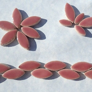 Carreaux de mosaïque aux pétales de rose poussiéreux - 50 g de feuilles de céramique, mélange de 2 tailles 1/2" et 3/4" - Rose foncé