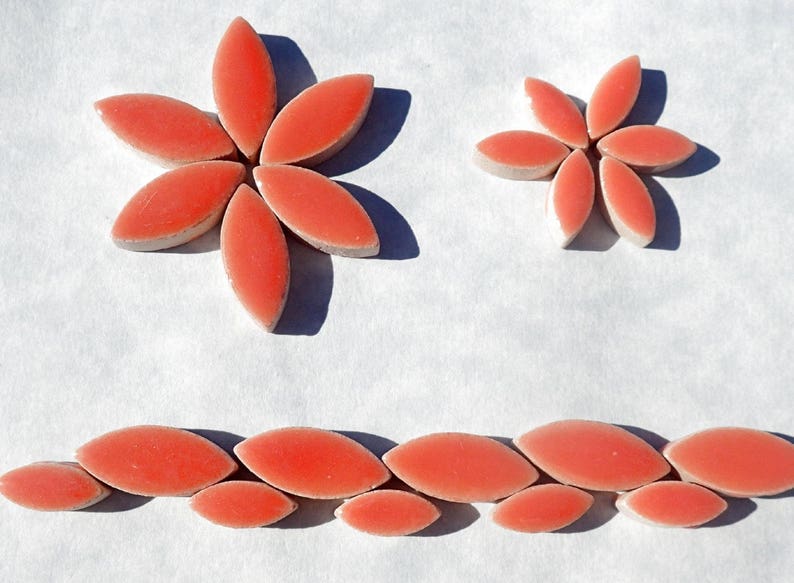 Carreaux de mosaïque à pétales de rose orange saumon 50 g de feuilles de céramique en mélange de 2 tailles 1/2 et 3/4 image 1