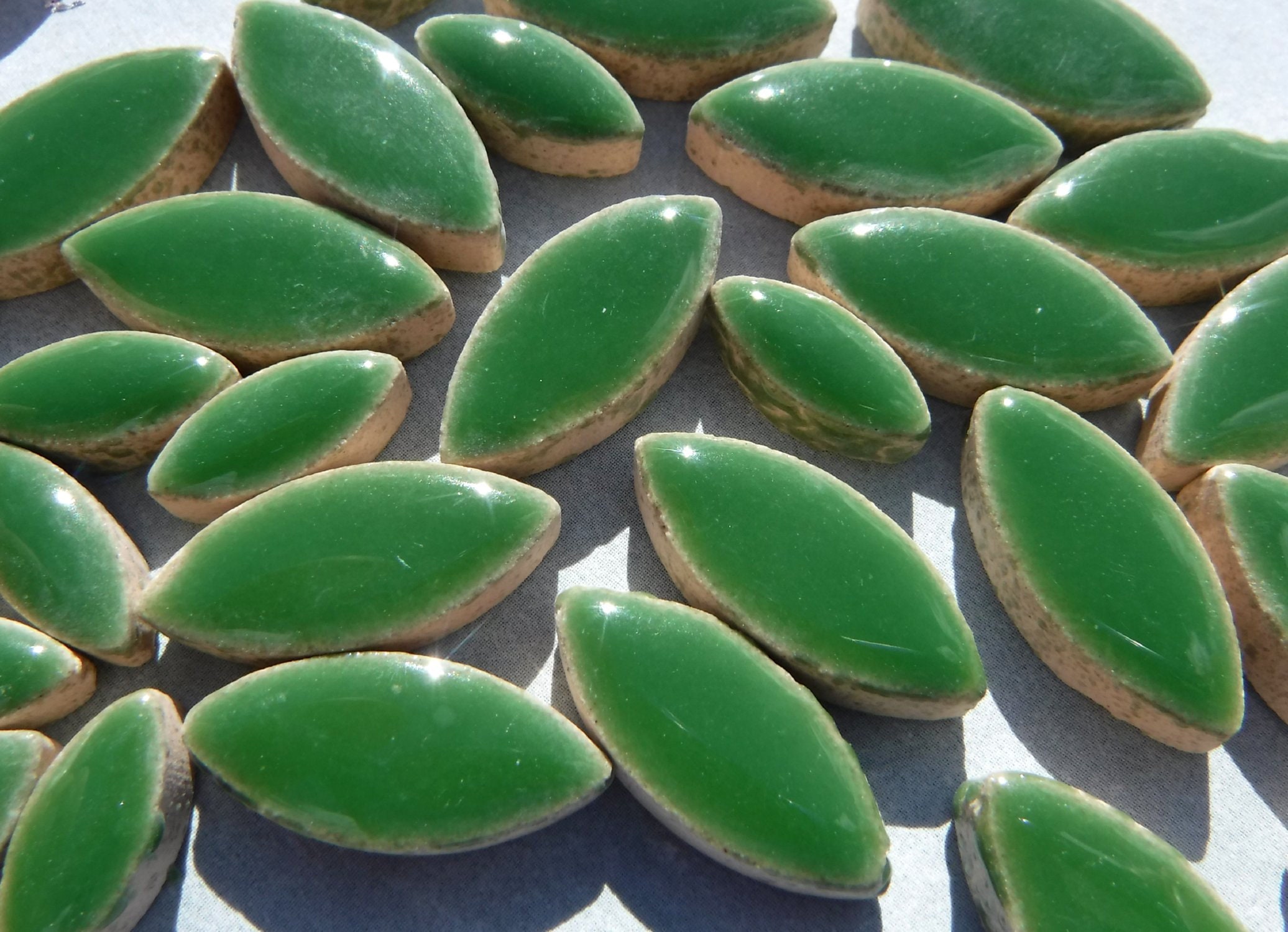 Green Petals Mosaic Tiles - 50g Ceramic Leaves in Mix of 2 Sizes 1/2&…