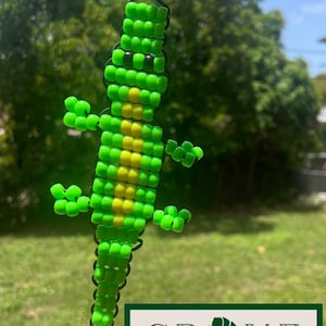 Pony Bead Crocodile Keychain – 90s Retro Gator Bag Charm, Beaded Animal Backpack Accessory – Back to School Gift