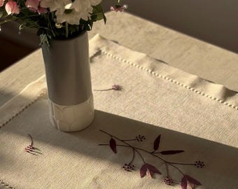 Handgeborduurde linnen tafelloper met ajourzoom | Vintage bloemendecor | Fijne paarse stiksels