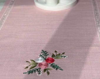 Handgeborduurde roos tafelloper met ajourzoom, bloemen linnen tafelloper, roze tafelloper, rustiek huisdecor, tafeldeco in cottage-stijl