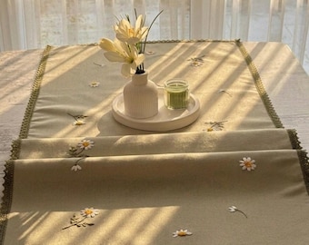 Handgeborduurde madeliefje tafelloper, groen linnen tafelkleed, Cottagecore Home Decor, bloemen tafelloper, handgemaakt keukendecor
