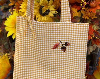 Handgeborduurde draagtas van eikenhouten eikel – katoenen schoudertas met gele gingham-ruit, Cottagecore-herfstcadeau