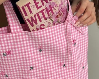 Handgemaakte draagtas met roze gingham-ruit – geborduurde katoenen schoudertas met bloemen