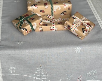 Handbroderad julduk i linne – vinterskogsstil