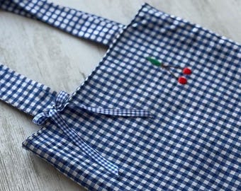 Draagtas met blauwe gingham-ruit en handgeborduurde kersen | Herbruikbare katoenen boodschappentas | Handgemaakte stoffen draagtas