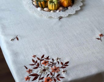 Handgeborduurd linnen tafelkleed, bloemenborduurwerk herfst, tafelkleed herfstdecor
