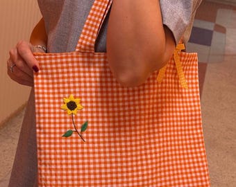 Handgeborduurde draagtas zonnebloem – katoenen schoudertas met oranje gingham-ruit