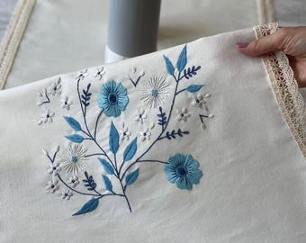 Handgeborduurde linnen tafelloper: elegant bloemeninterieur