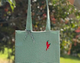 Handgemaakte geborduurde draagtas chilipeper – groene gingham-katoen