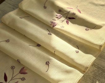 Handgeborduurde linnen tafelloper: gebloemde kanten rand, paars-lila
