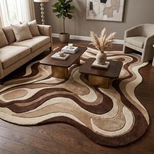 Könnte beinhalten: Ein Teppich in Braun-, Beige- und Cremetönen mit einem wellenförmigen, organischen Muster. Der Teppich befindet sich in einem Wohnzimmer mit Sofa, Couchtischen und einem Stuhl. Das Design des Teppichs verleiht dem Raum eine moderne Note.