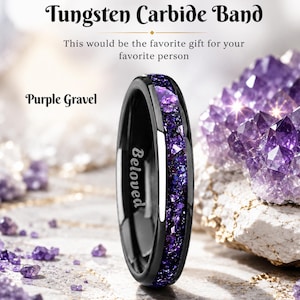 Puede incluir: Un anillo de carburo de tungsteno negro con una incrustación central de grava púrpura. La palabra Beloved está grabada en la superficie interior del anillo. El texto en la imagen incluye Tungsten Carbide Band, This would be the favorite gift for your favorite person y Purple Gravel.