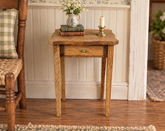 Mesita auxiliar de madera a escala 1:12 con cajón, mesita de noche en miniatura para casa de campo, muebles vintage para casa de muñecas, mesa auxiliar rústica.